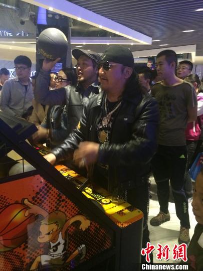 25日，杭盖乐队举办歌迷见面会，图为杭盖乐队成员于歌迷互动做游戏。　赵永厚 摄